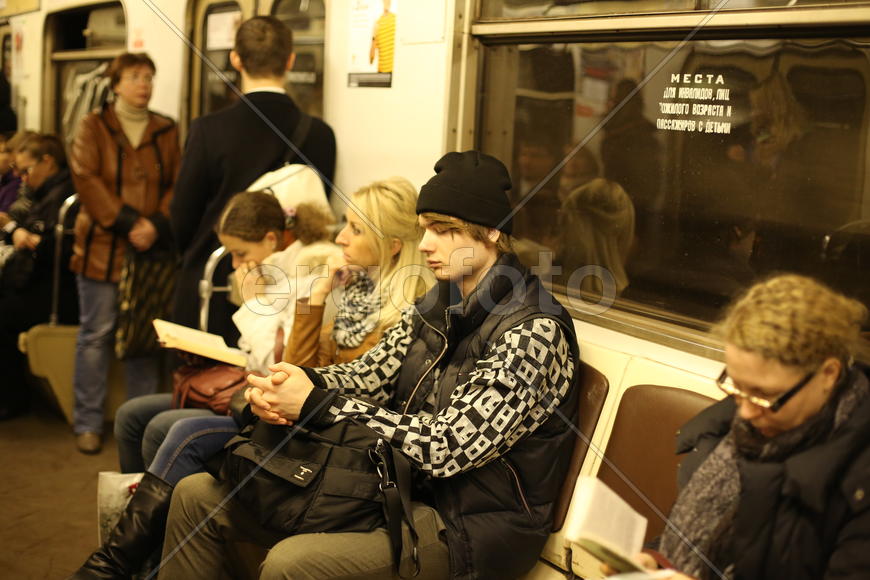 Парень в метро