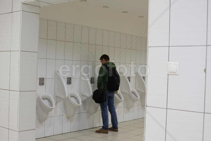 Писсуары в туалете