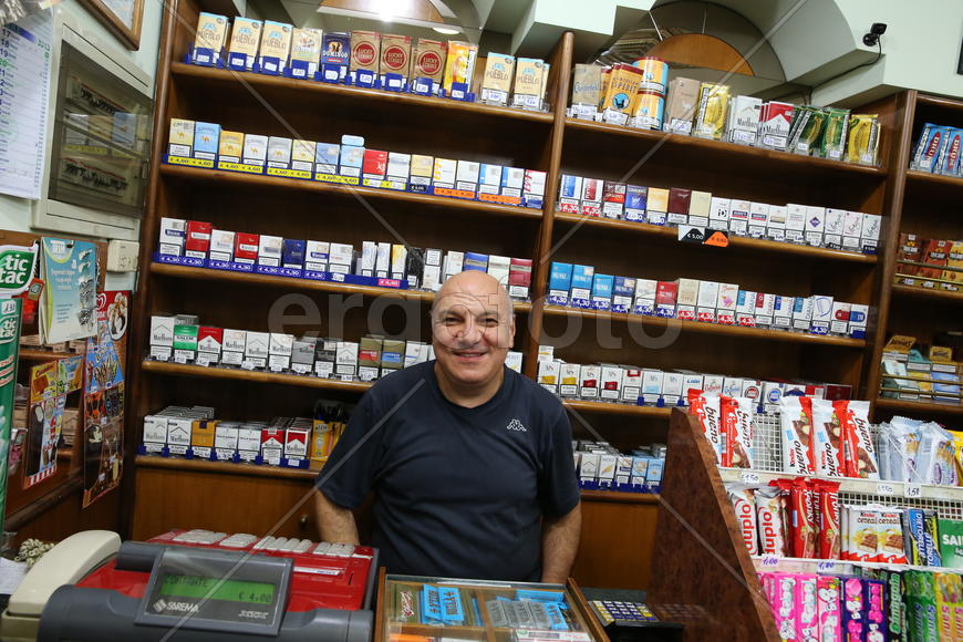 Он торгует сигаретами и сладостями.