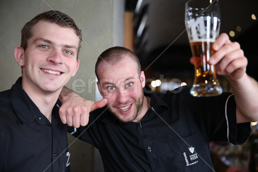 Жизнерадостные бармены из кафе Кафки