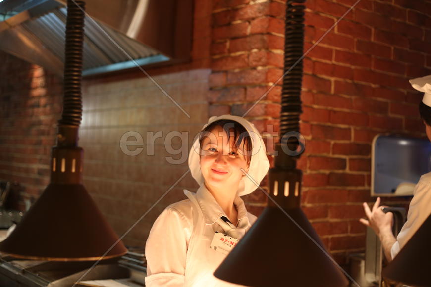 Девушка на раздаче