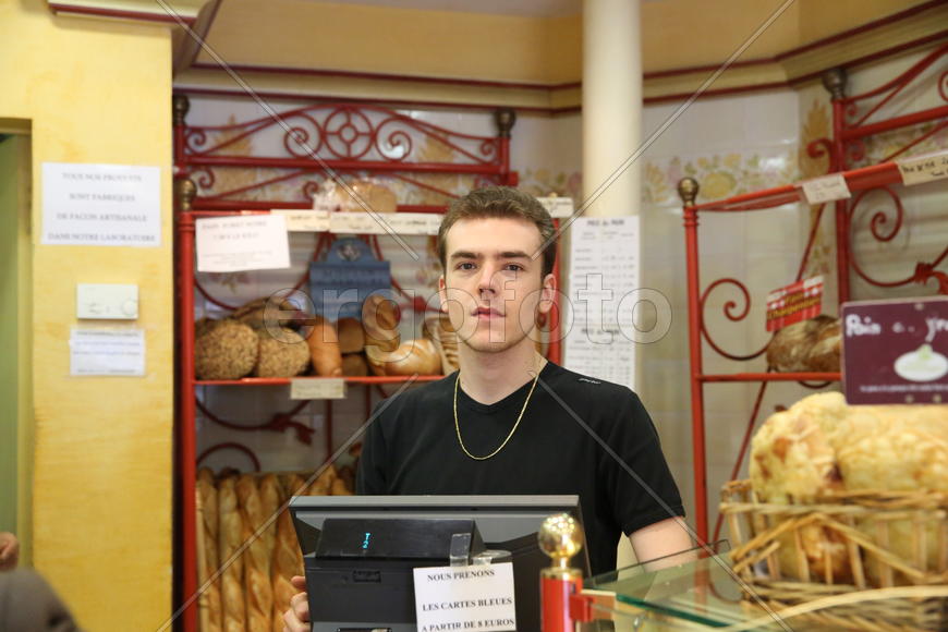 Сотрудник кондитерской