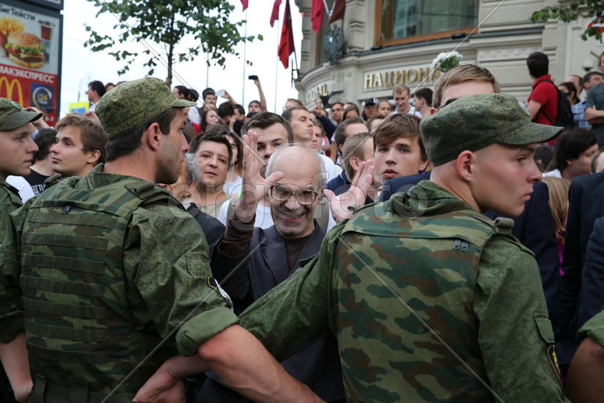 Митинг, старик, люди, оцепление