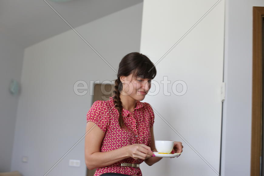 Девушка и чашка