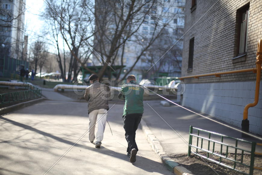 Рабочие прокладывают кабель