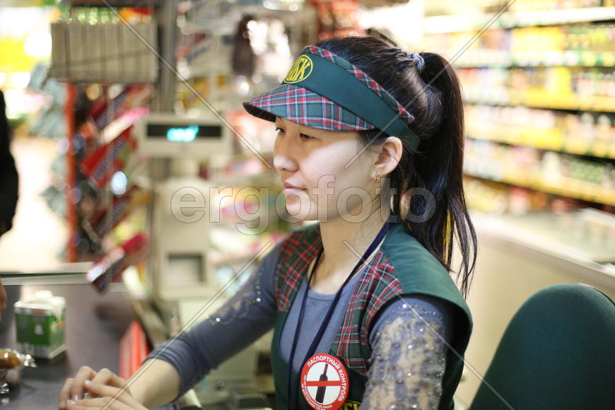 Кассир в магазине "АБК" на Олимпийском проспекте