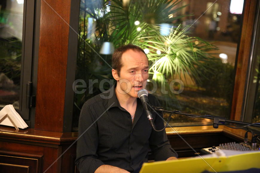 Пою для Вас.