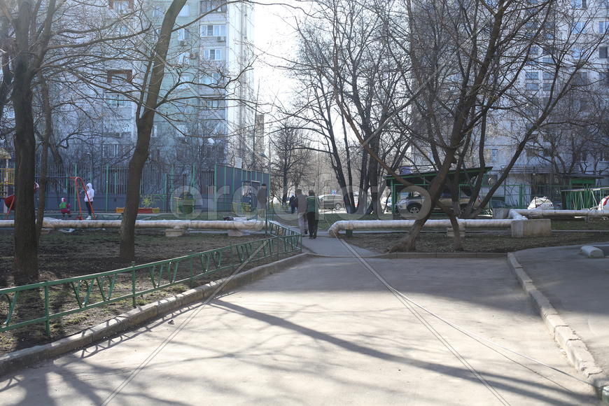 Рабочие тянут кабель