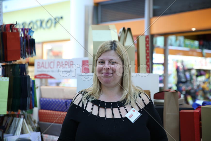 Полная продавщица в универмаге