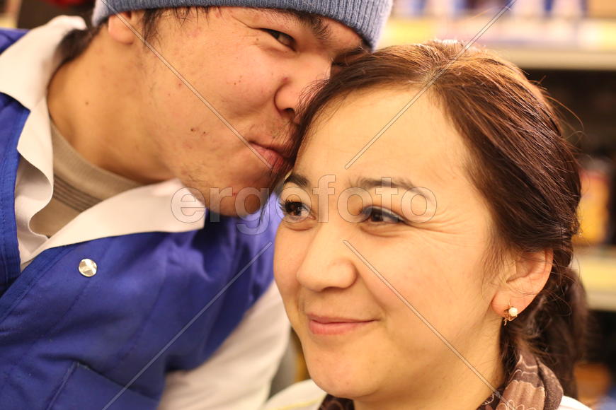 Они работают в магазине Метро