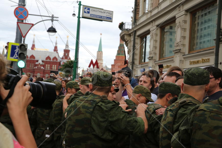Митинг, солдаты, толпа, оцепление