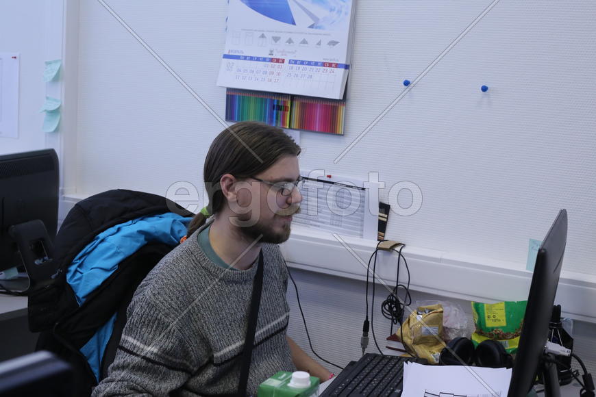 Сотрудник ТРК "Мир" проходит "Соло на клавиатуре"