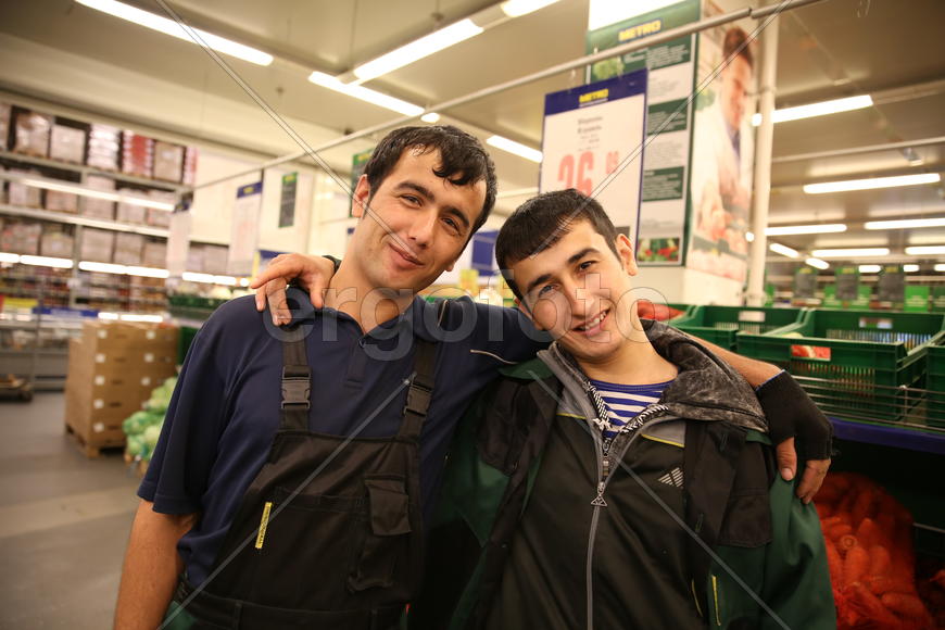 Друзья-грузчики в "METRO"