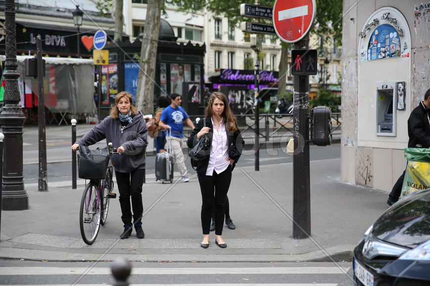 Вгляд из окна кафе, где я сидел. Велосипедисток много. Больше женщин, чем мужчин,