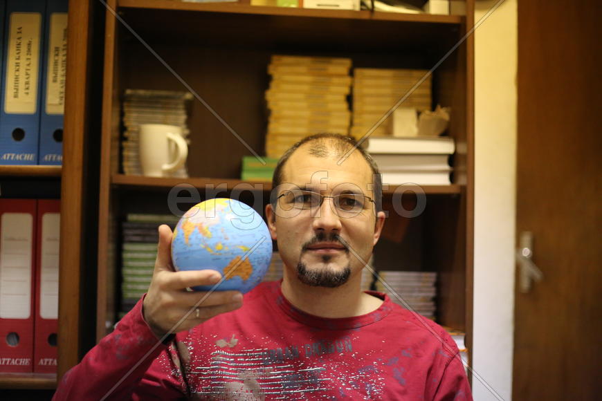 Юрий Мирзанурович Зайнашев с глобусом