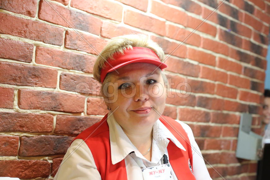 Она отвечает за кассу