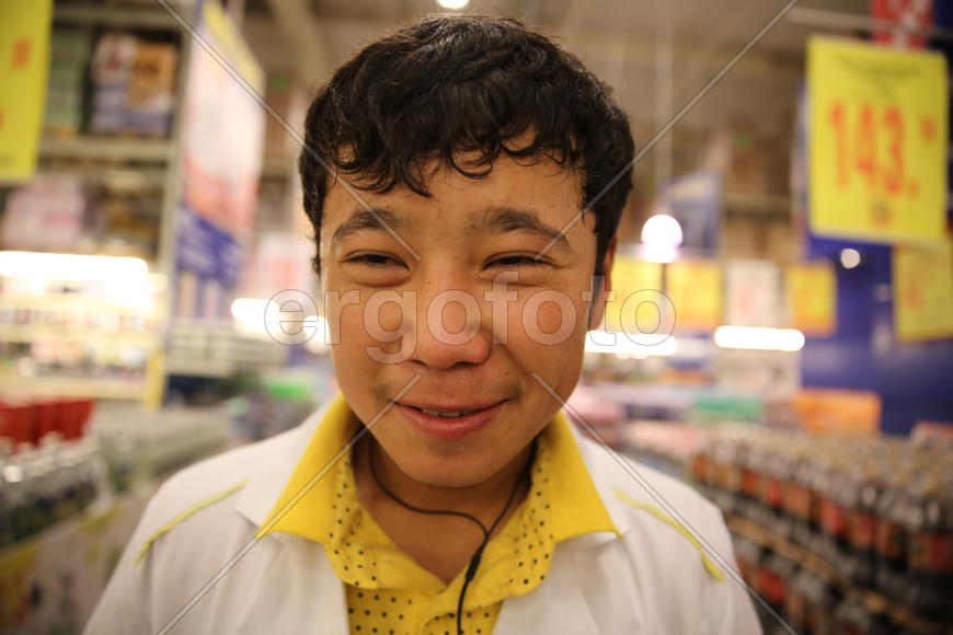 Наивная доброжелательность. Продавец магазина "METRO" из Киргизии