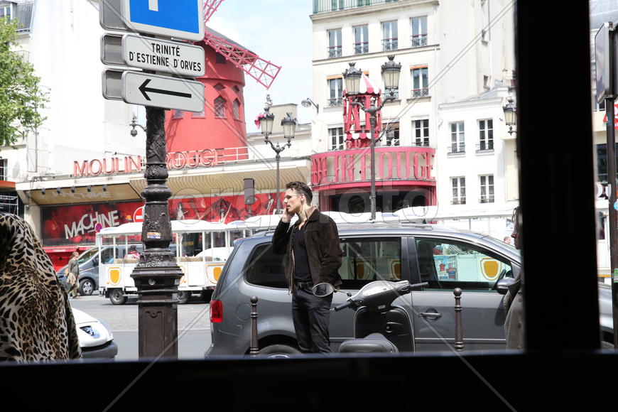 Напротив Мулен Руж