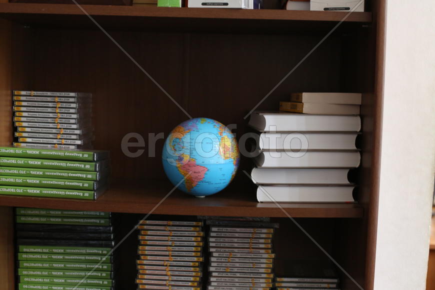 Глобус в кабинете Владимира Владимировича Шахиджаняна