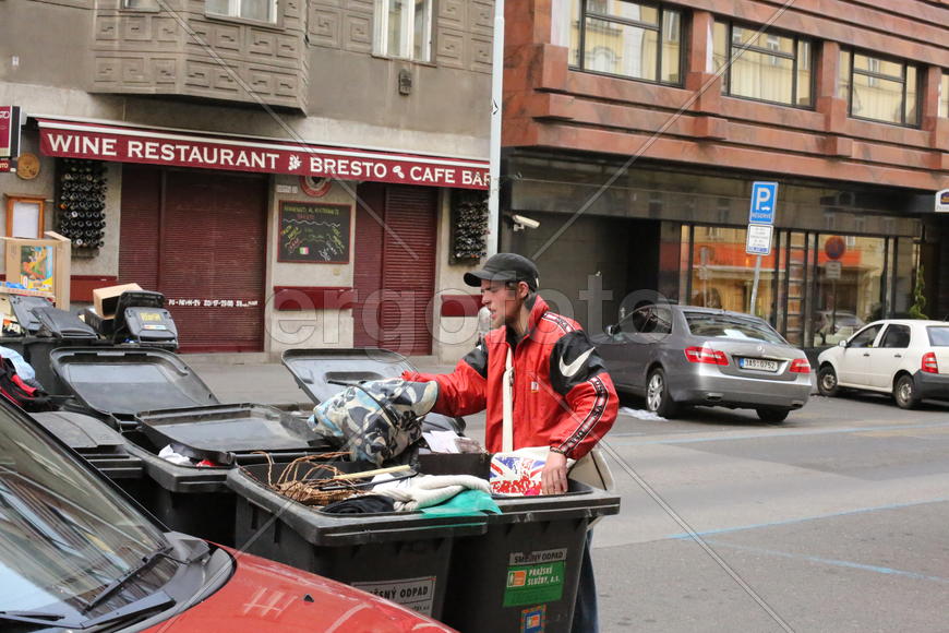 Человек у мусорных баков