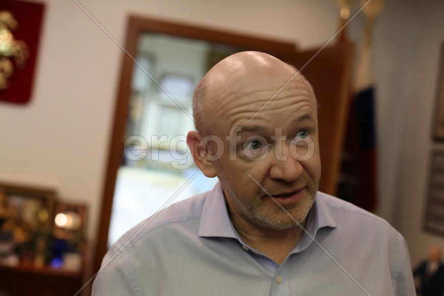 Владимир Платонов не понимает и спрашивает