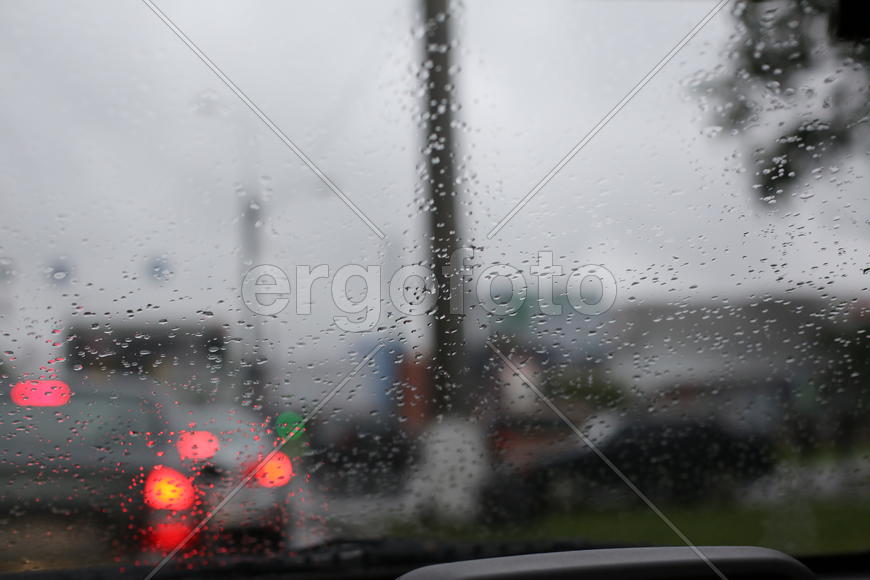 Капли дождя на стекле