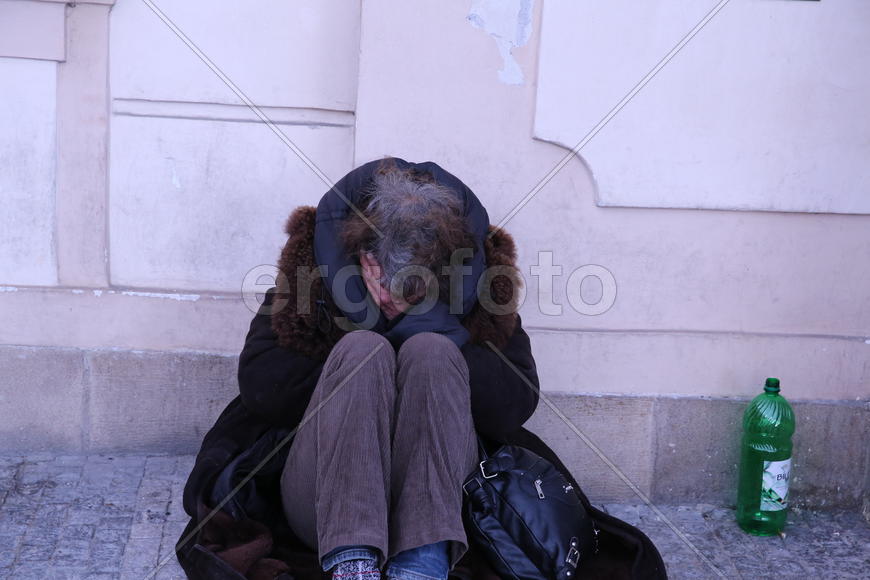 Нищая с бутылкой