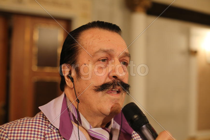 Вилли Токарев - наушники в ушах.