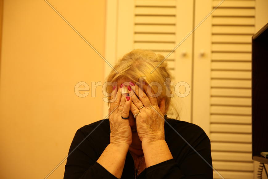 Лицо, прикрытое руками