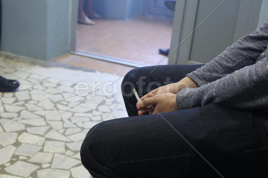 Жив курилка