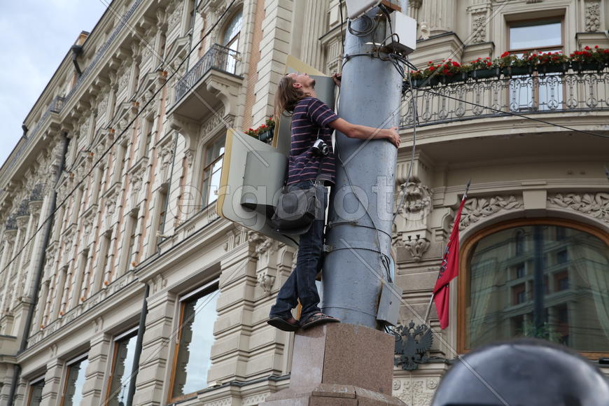 Митинг, человек залез на столб