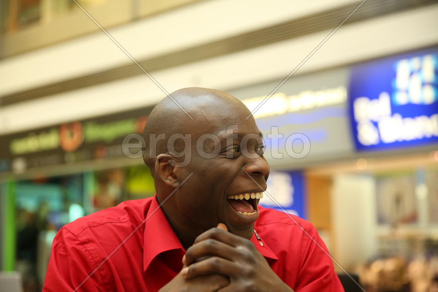 Темнокожий продавец в пражском универмаге