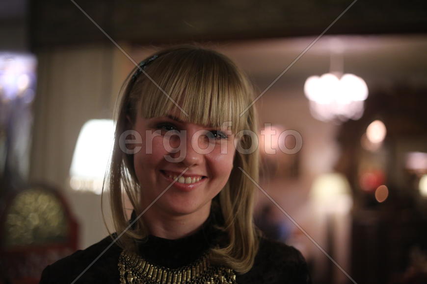 Официантка Александра Владимировна Скобликова