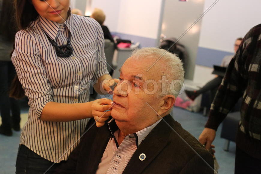 Эмиля Кио гримируют