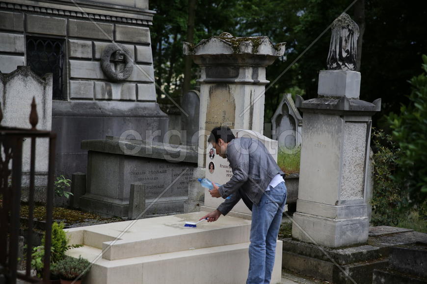 Могила родителей.