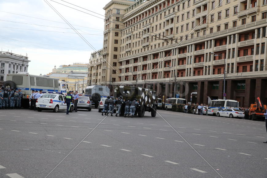 Митинг, омоновцы толкают машину