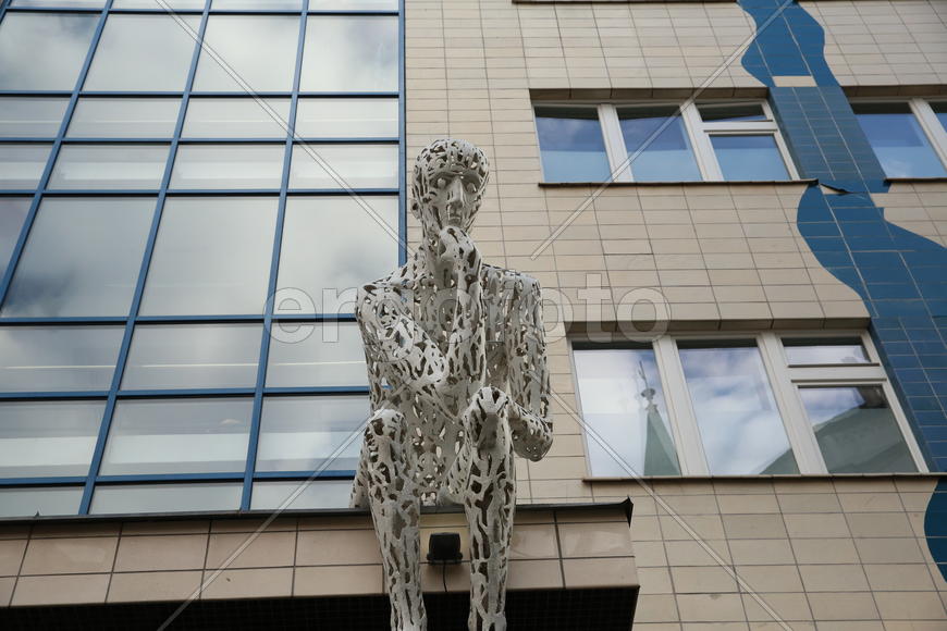 Сидящий человек