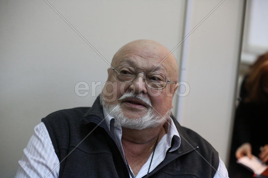 Артист в очках