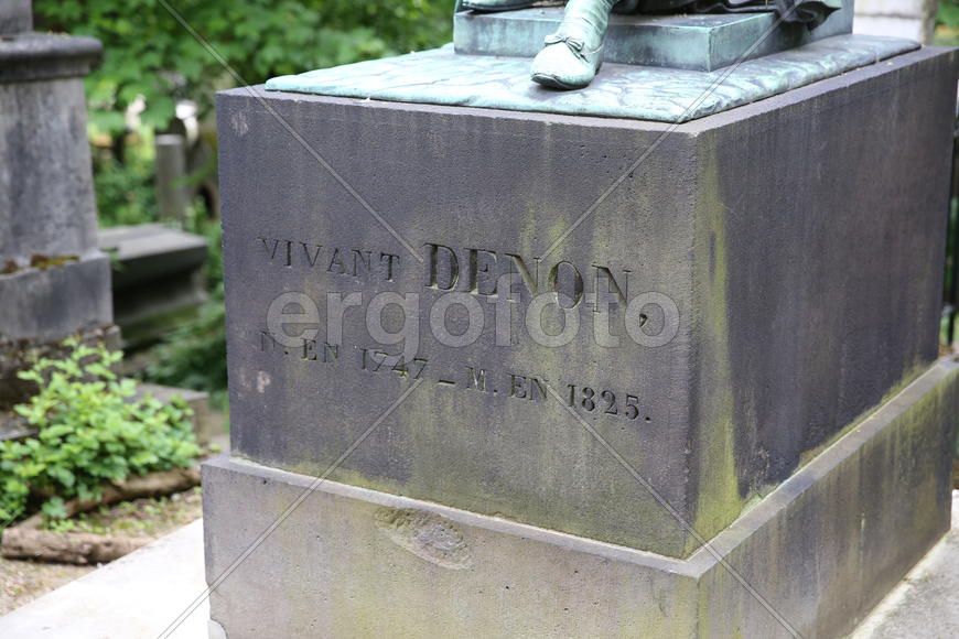 Постамент памятника Денону