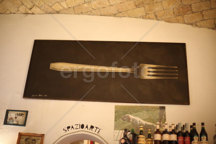 Вилка на стене. Фото.