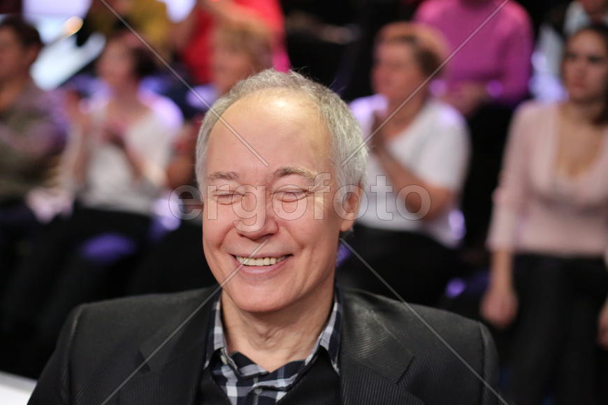 Артист Конкин закрыл глаза от радости