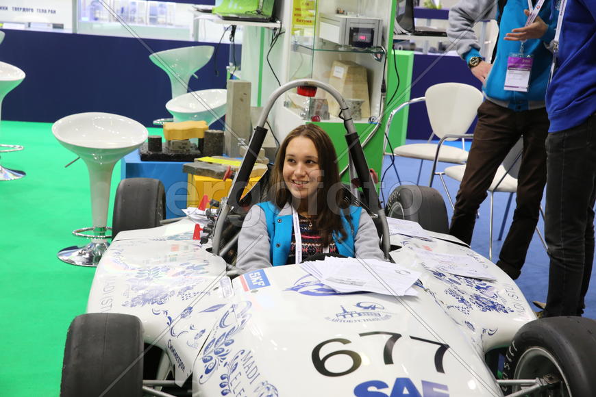 Хорошенькая девушка в гоночном автомобиле