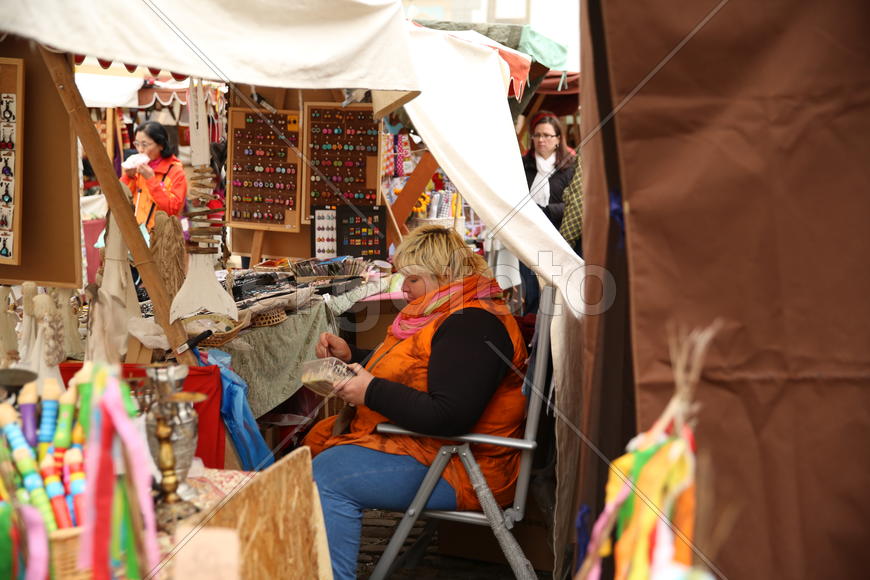 Полная женщина-продавец в сувенирной лавке