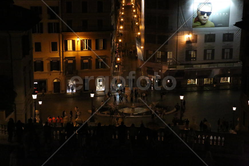 Ночная площадь Рима.