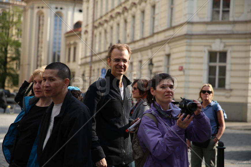 Туристы в Праге у памятника Кафке