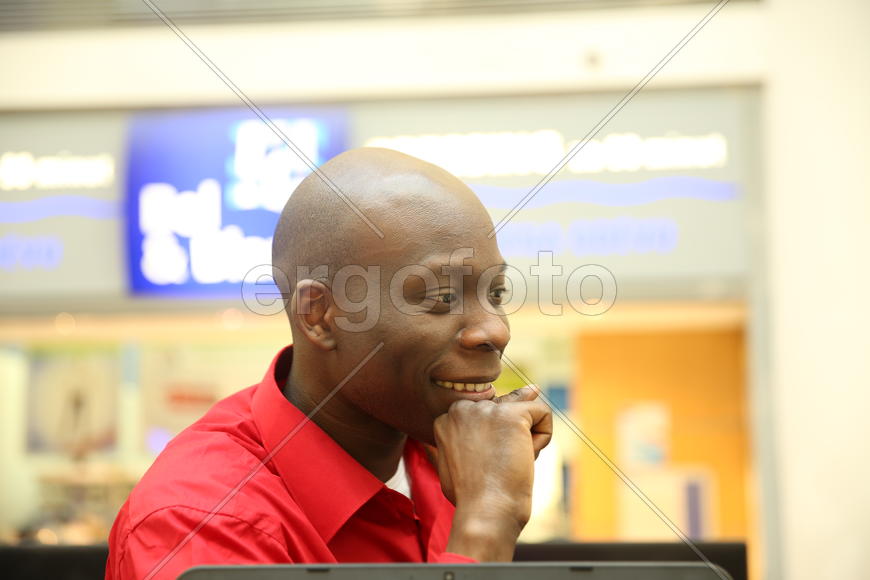 Продавец в универмаге. Прага