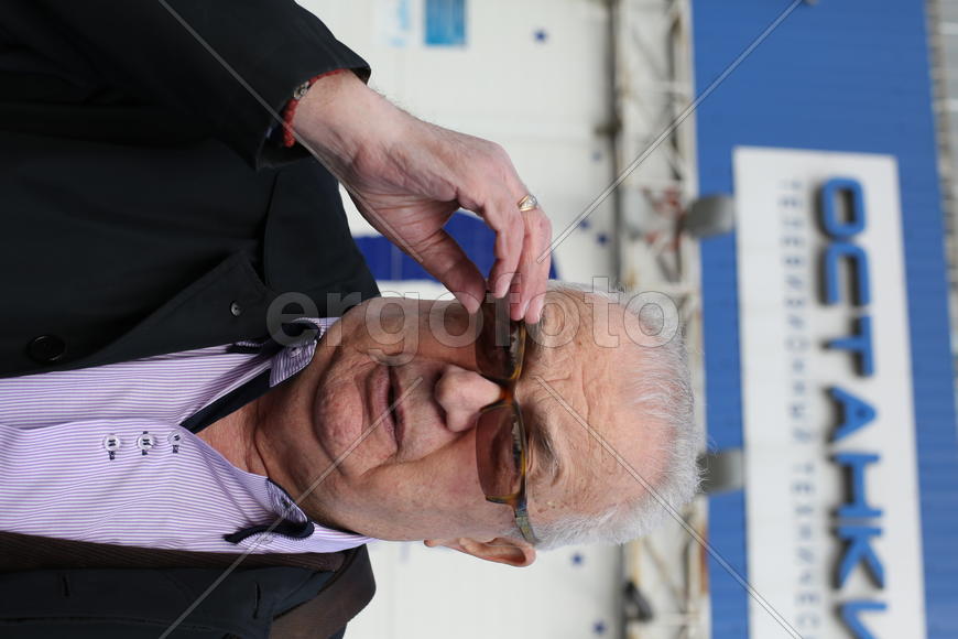 Кио и темные очки