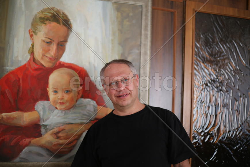 Генс позирует.