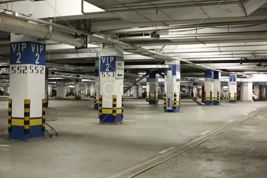 Крупным планом опоры подземного паркинга