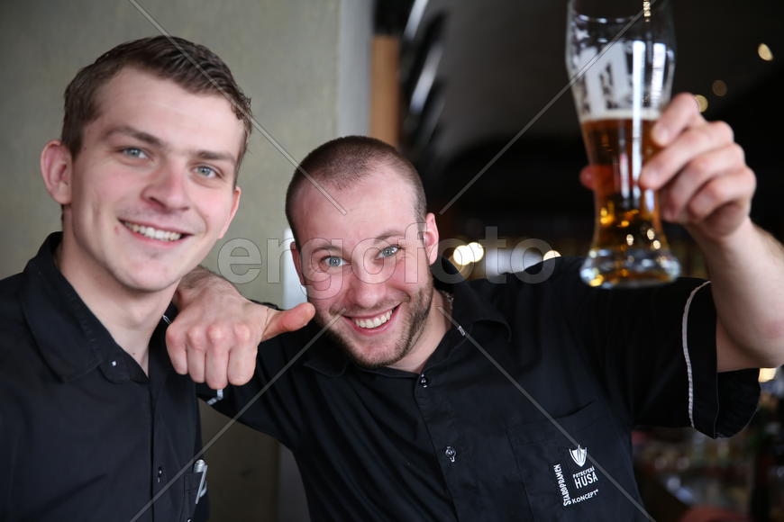 Бармены в пражском кафе Кафки